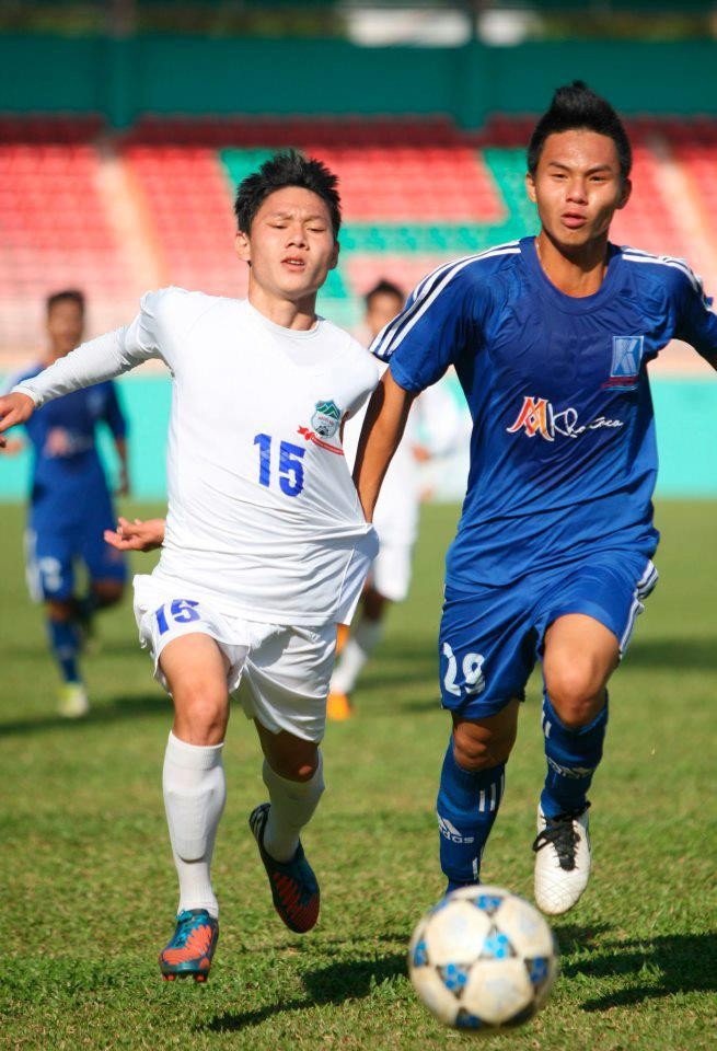 U19 K.Khánh Hòa (áo xanh) xuất sắc lên ngôi vô địch U19 Quốc gia 2013.