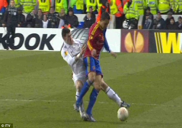 Ở tình huống va chạm với David Degen của đội khách, chân phải của Bale đã gẫy gập...