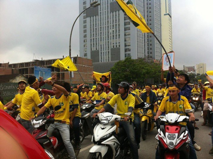 Ngay từ đầu giờ chiều, CĐV SLNA đã diễu hành trên các con đường của Tp Vinh.