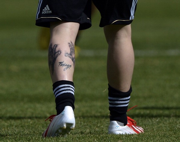 Trước đó, Messi cũng khoe hình xăm cực độc ở chân mình với tên và hai bàn tay của con trai Thiago.