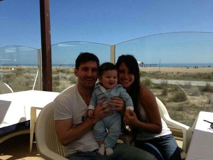 Hồi đầu tháng 11 năm ngoái, siêu sao Lionel Messi đã hân hoan thông báo rằng mình đã chính thức lên chức bố. Cô bạn gái Antonella Rocuzzo đã hạ sinh cho tiền đạo của Barca một bé trai kháu khỉnh và đặt tên là Thiago. Những hình ảnh của cậu quý tử Thiago luôn được fan hâm mộ trên toàn thế giới săn đón. Mới đây, hình ảnh mới nhất về Thiago được Messi khoe trên trang Facebook cá nhân của mình cùng với dòng chú thích: "Buổi chiều đi dạo cùng Thiago". Trong ảnh, cậu nhóc Thiago đang cười rất tươi bên bố mẹ của mình.