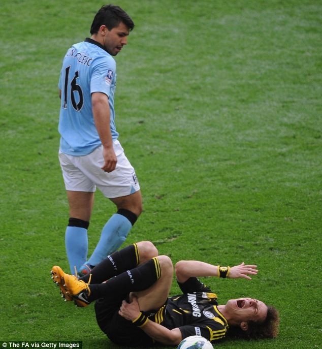 Mặc cho Luiz đau đớn, Aguero còn cho rằng trung vệ của Chelsea ăn vạ.