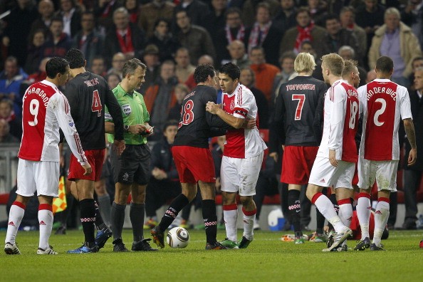 Còn nhớ, trong trận giữa Ajax và PSV Eindhoven thuộc giải vô địch quốc gia Hà Lan (Eredivisie) hồi tháng 11 năm 2010, tiền đạo người Uruguay đã có hành động khá thô thiển khi ngang nhiên cắn vào vai trái của Otman Bakkal sau khi bị đối phương dẫm lên chân. Với hành động trên, Suarez đã bị Liên đoàn bóng đá Hà Lan cấm thi đấu 7 trận.