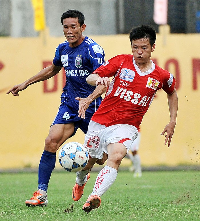 Quyến phối hợp khá ăn ý cùng những Đinh Văn Ta, Mai Tiến Thành và Timothy tạo cho chủ nhà V.Ninh Bình thế trận tấn công khá tốt trước đội bóng của HLV Lê Thụy Hải.