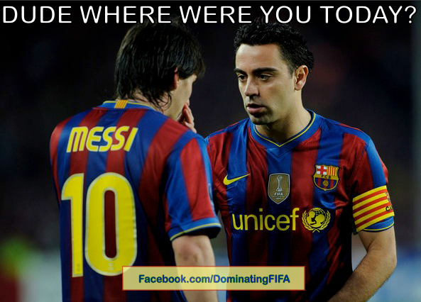 Xavi cũng chẳng thấy Messi ở đâu.