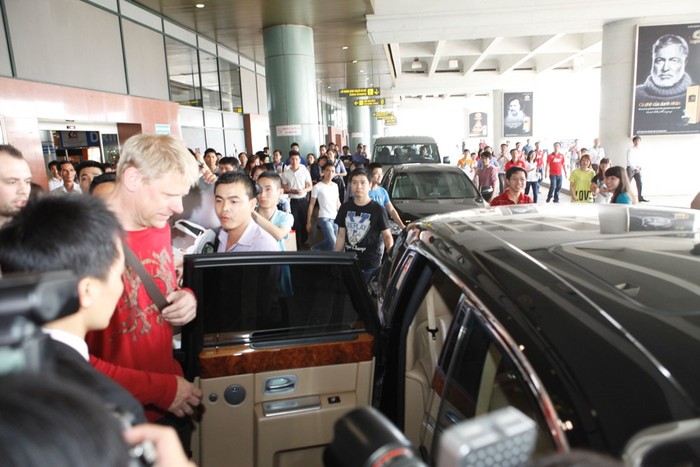 Hàng trăm CĐV Quỷ đỏ đã có mặt ở sân bay Nội Bài để chào đón thần tượng của mình.