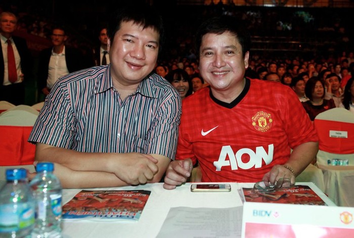 Nghệ sĩ Chí Trung và BLV Quang Huy nở nụ cười mãn nguyện khi được gặp huyền thoại M.U.