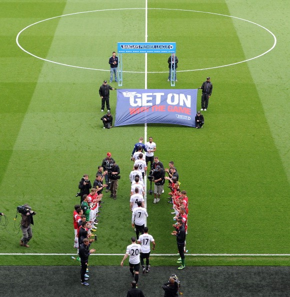 Đúng theo truyền thống của giải ngoại hạng Anh, chủ nhà Arsenal đã phải xếp hàng để chào đón tân vô địch M.U ngay tại Emirates.