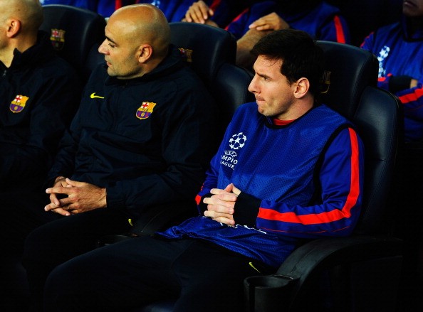 Ngồi trên ghế dự bị, Messi đăm chiêu dõi theo từng đường bóng trên sân.