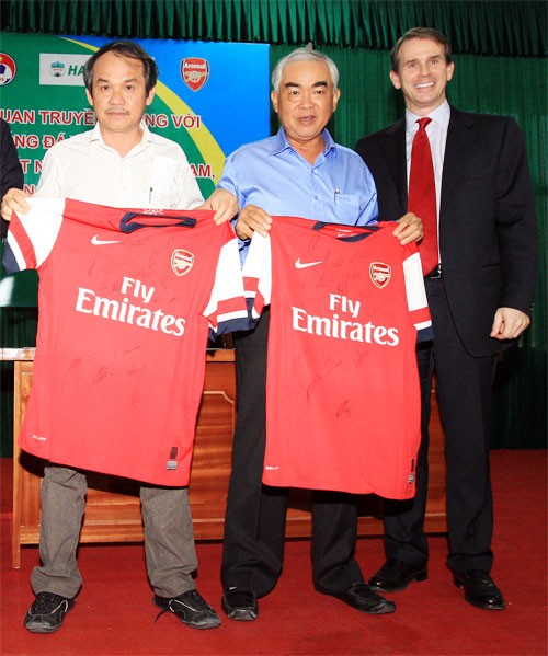 Bầu Đức, ông Lê Hùng Dũng và giám đốc tiếp thị Arsenal trong Lễ ký kết hợp đồng tại Hà Nội. Ảnh: Báo Bóng đá.