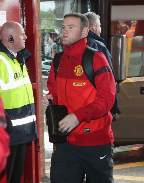 Trước trận đấu gặp Swansea trên sân Old Trafford đêm qua, Rooney vẫn cùng cả đội đến sân như thường lệ.