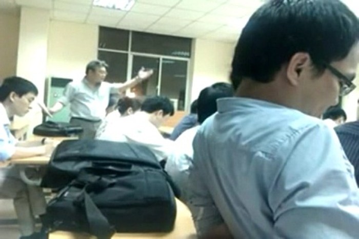 Học viên Lê Trần Công (người đứng) có thái độ thiếu tôn trọng giảng viên ngay trên lớp học (Ảnh chụp từ clip).