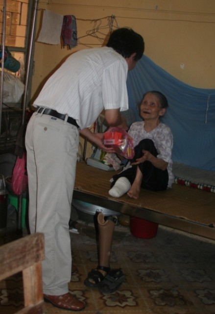 Niềm vui ít ỏi trong đời những người bênh nhân phong tại Khoa điều trị nội trú - Trung tâm da liễu Hà Đông - Hà Nội