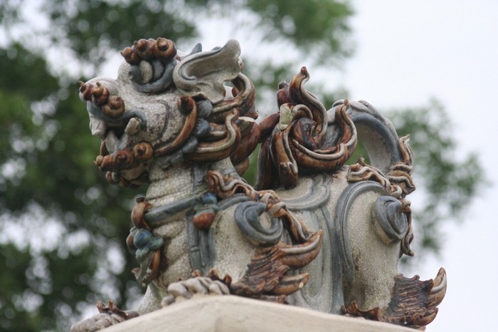 Những chú Kỳ Lân bằng gốm sứ tô điểm thêm cho kiến trúc những lăng mộ