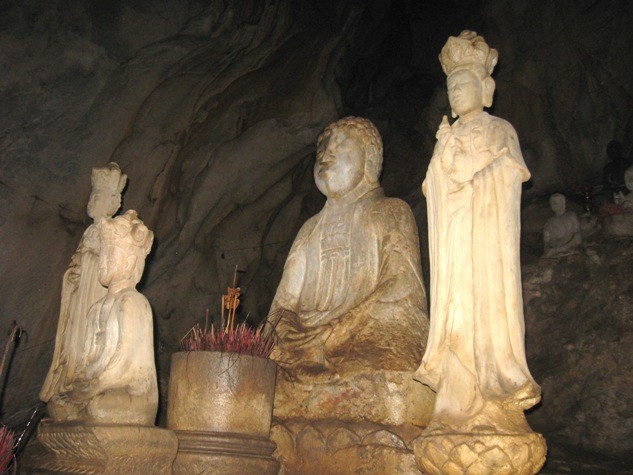 Tượng Phật được trạm khắc tinh sảo