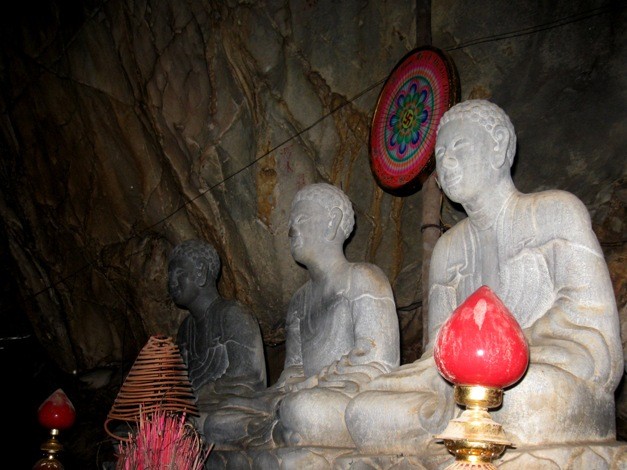 Ba tượng phật ở vị trí cao nhất tại bàn thờ
