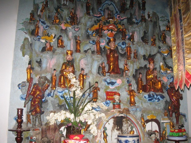Những bức tượng được xếp đặt trong Tháp Diên Điện trong chùa