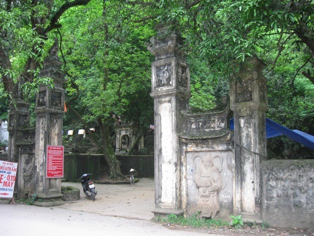 Những nét cổ kính rêu phong hiện ra ngay từ cổng chùa