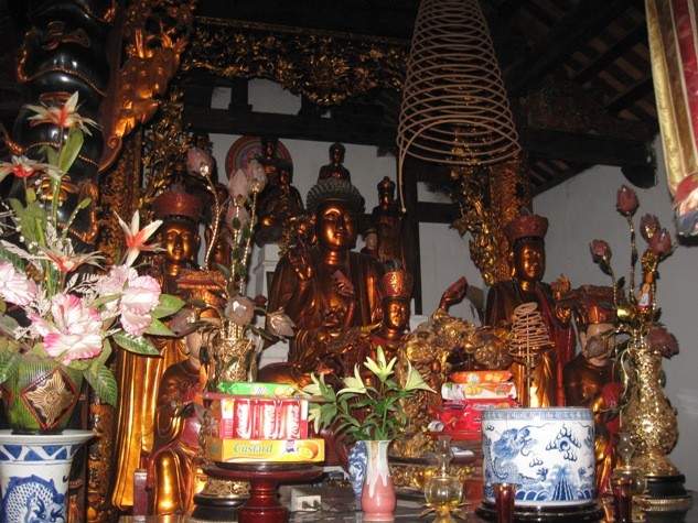 Bàn thờ chính trong chùa