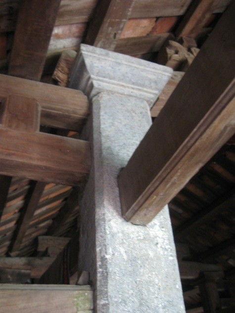 Toàn bộ khung cột chùa được làm từ đá, cột chùa bằng đá nhưng sà gồ lại làm bằng gỗ, sự kết hợp độc đáo này thể hiện sự tài hoa của nghệ nhân xưa