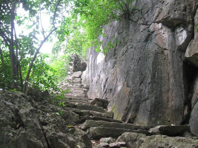 Vượt qua gần trăm bậc đá, chiêm bái chùa Trầm Vô Vi