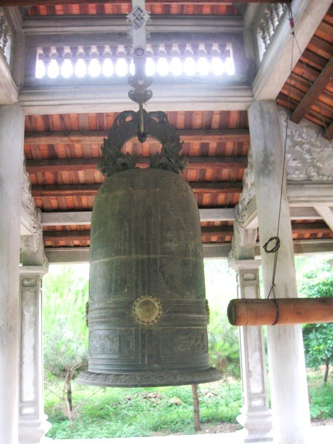 Chiếc chuông khổng lồ nặng hơn 1,5 tấn được cho là lớn nhất trong các ngôi chùa ở Hà Nội hiện nay