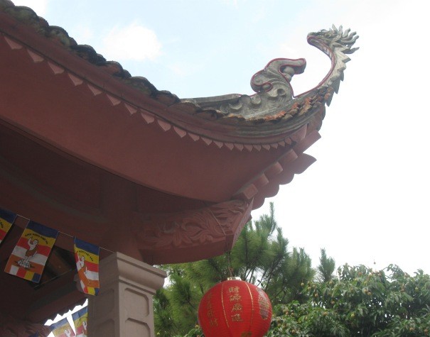 Mái chùa cong cong trên đỉnh núi Phượng Hoàng