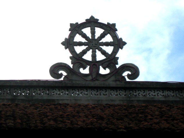 Trên đỉnh mái chùa một biểu tượng phật pháp sừng sững hàng trăm năm
