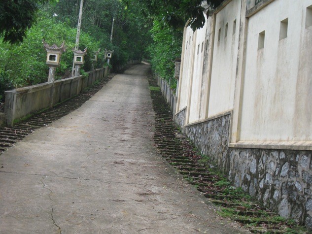 Đường lên chùa Cao là những con dốc dài hai bên đường những hàng cây tỏa bóng mát quanh năm