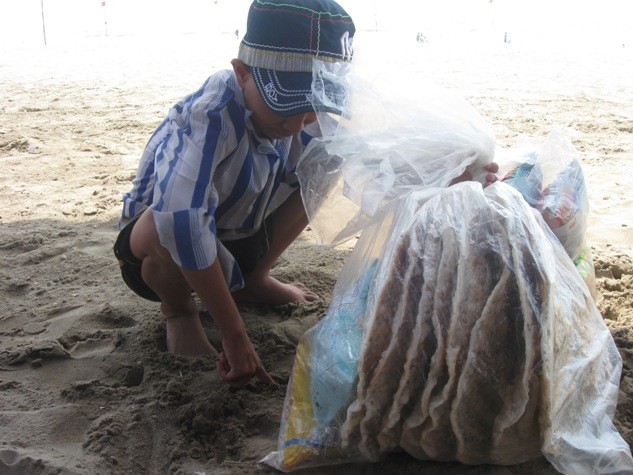 "Tiểu quái" T.A bật mí về một số dịch vụ "chặt chém" ở bãi biển Sầm Sơn