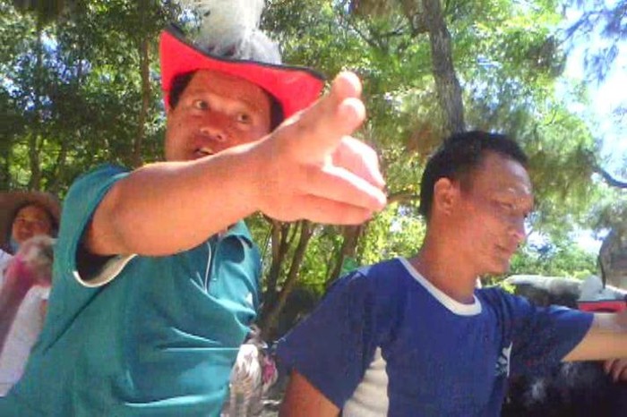 Hình ảnh chủ đà điểu dọa nạt du khách vì phản ứng với phí dịch vụ vô lý tại Hòn Trống Mái , Sầm Sơn, Thanh Hóa (Ảnh cắt từ clip).