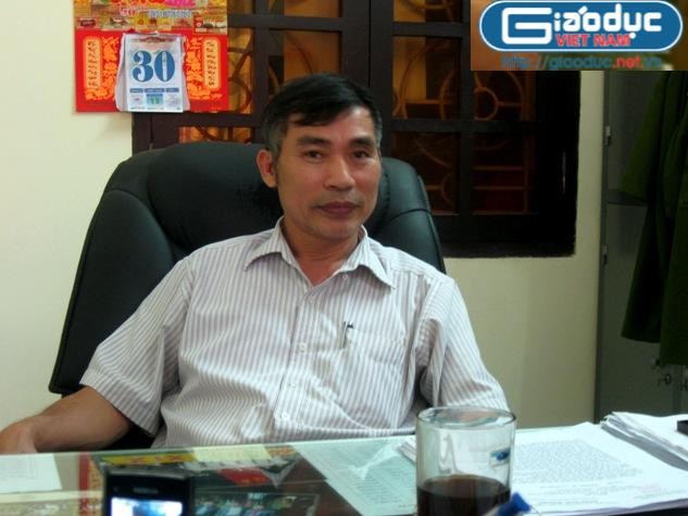 Thượng tá Phan Văn Kiểm, Phó trưởng Công an thị xã Sơn Tây trao đổi với phóng viên.