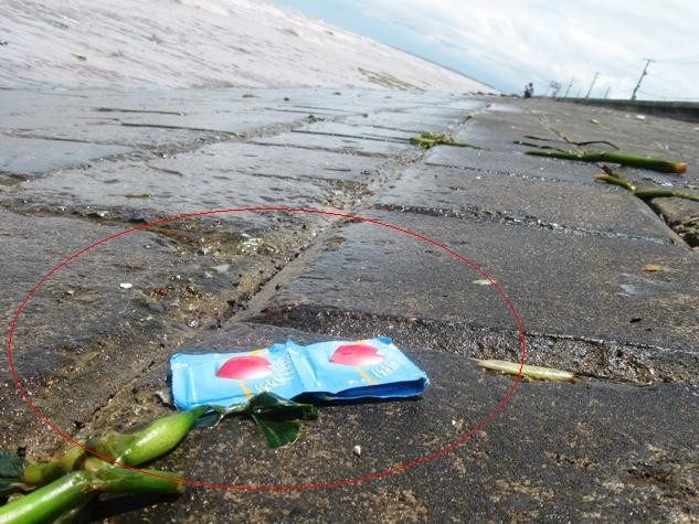 Vỏ bao cao su, đây là thứ rác dễ bắt gặp nhất ở bãi biển Quất Lâm