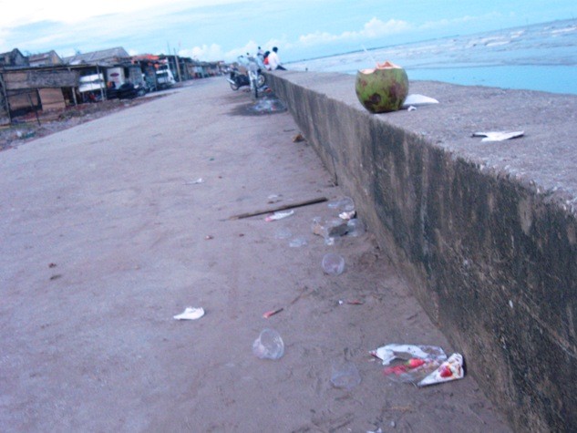 Nhìn xa xa dọc bãi biển Quất Lâm là gái mại dâm và ki-ốt hàng quán mại dâm trá hình, gần chút nữa là rác thải bừa bãi