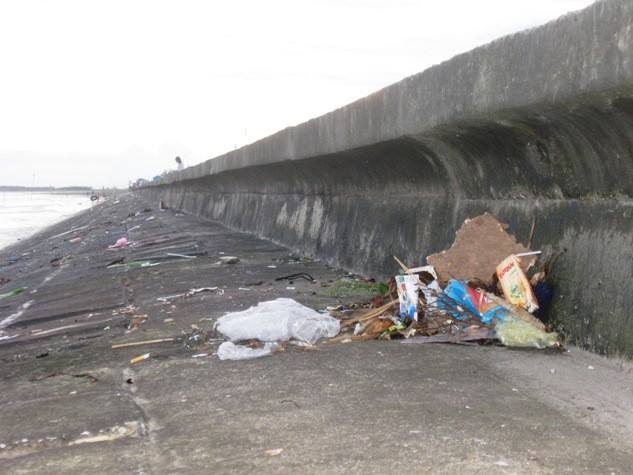 Dọc theo bờ kè bãi biển Quất Lâm là những đám rác trôi dạt mắc cạn