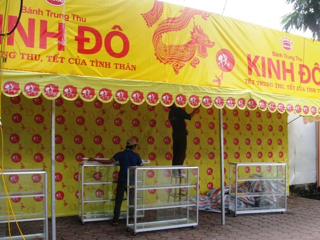 Một sạp bán hàng của Kinh Đô đang được gấp rút hoàn thành tại đường Cầu Giấy