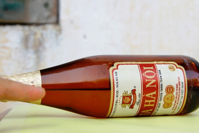 Nhìn bề ngoài chai bia Hà Nội có hiện tượng lạ được gia đình ông Miêu mua về giống như các chai bia Hà Nội khác (ảnh do khách hàng cung cấp).