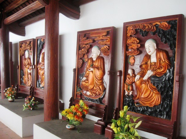 Các bức Phù điêu trạm khắc "Thập Bát La Hán" được sơn mới lại hoàn toàn