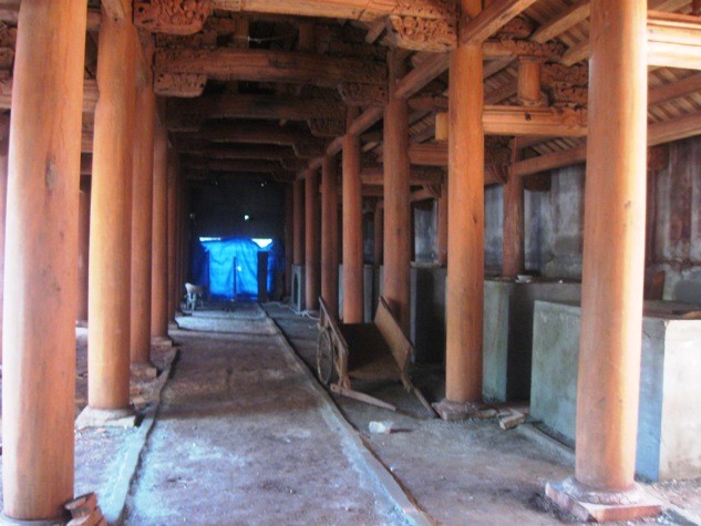 Nhà tổ được xây mới lại, các cột được làm lại bằng gỗ Lim (cất từ bên Lào)