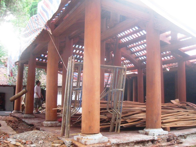 Những phần của chùa Trăm Gian được xây mới lại kiên cố với những cột từ gỗ Lim.