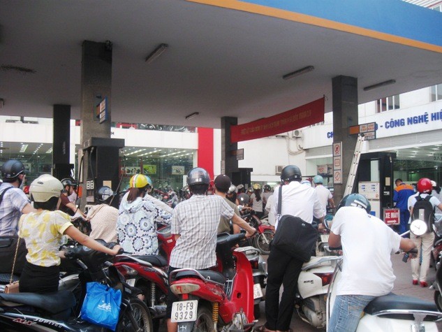 Trước thông tin giá xăng tăng thêm 650 đồng/lít vào 18h30 chiều nay, nhiều cây xăng ở Hà Nội đã xảy ra hiện tượng nhiều ách tắc do lượng người đến mua xăng tăng đột biến.