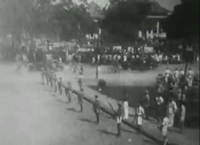 Đoàn xe chính phủ lâm thời và chủ tịch Hồ Chí Minh tiến vào lễ đài trong tiếng hô vang của quần chúng nhân dân