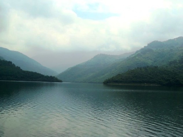 10. Hồ Xạ Hương: Nằm trong thung lũng núi Con Trâu thuộc xã Minh Quang, huyện Tam Đảo, hồ rộng 83 ha với nhiều ngách lớn xuyên vào các cánh rừng.