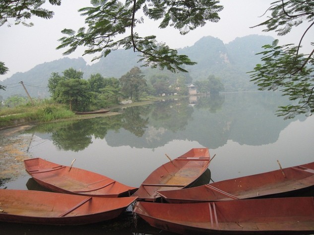 Mùa này là thời điểm lý tưởng để bạn du ngoạn bằng thuyển trên hồ Quan Sơn