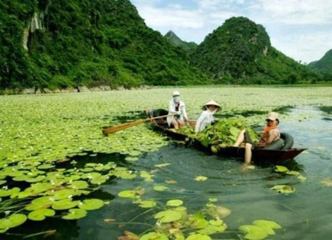 2. Dạo thuyền trên hồ Quan Sơn - Khu du lịch Quan Sơn, thuộc huyện Mỹ Đức, cách trung tâm Hà Nội khoảng 30 km, đi theo Quốc lộ 6 về phía chùa Hương. Nơi đây có một hồ nước rộng lớn và nhiều đảo nhỏ bao quanh. Khu hồ rộng 800 ha, mùa hè sẽ có sen hồng, sen trắng phủ kín đầm.