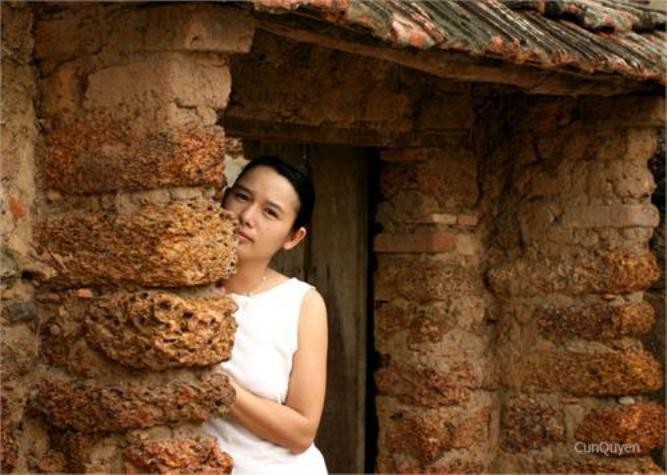 3. Làng cổ Đường Lâm - Đường Lâm có những ngôi nhà xây bằng đá ong với tuổi thọ vài trăm năm tuổi. Tới đây, bạn sẽ thấy mình giống như lạc về miền quê yên tĩnh với giếng nước, gốc đa, sân đình.