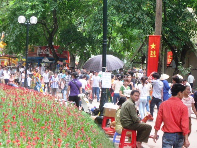 Hàng nghìn người đổ về công viên Thủ Lệ dịp lễ nghỉ năm nay