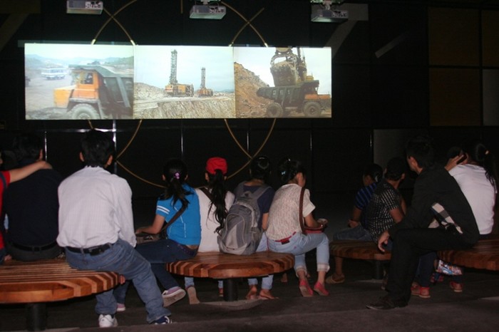 Phòng chiếu phim miến phí được nhiều bạn trẻ quan tâm tìm hiểu quá trình đấu tranh giải phóng dân tộc và xây dựng XHCN ở nước ta qua các thời kỳ