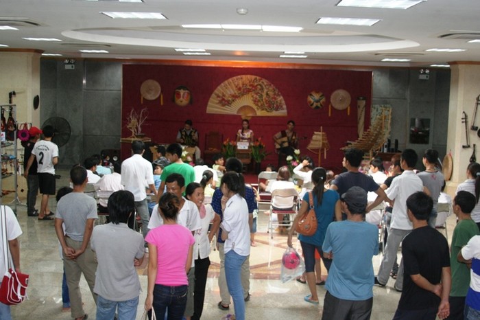 Một phòng biểu diễn nhạc dân tộc được biểu diễn miễn phí phục vụ du khách ngay trong bảo tàng Hồ Chí Minh
