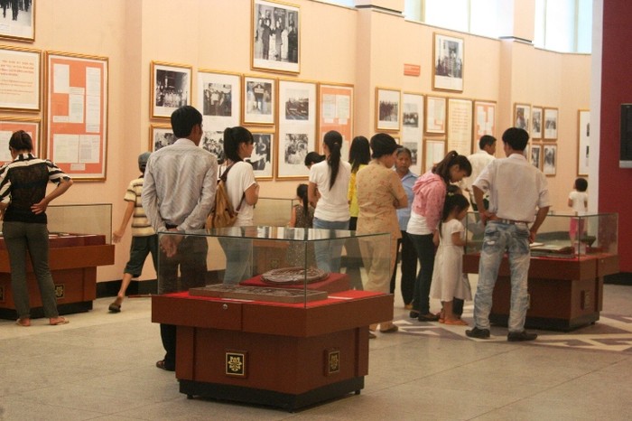 Du khách quan tâm nhiều đên hiện vật gắn với cuộc cách mạng giải phóng dân tộc, gắn với chủ tịch Hồ Chí Minh